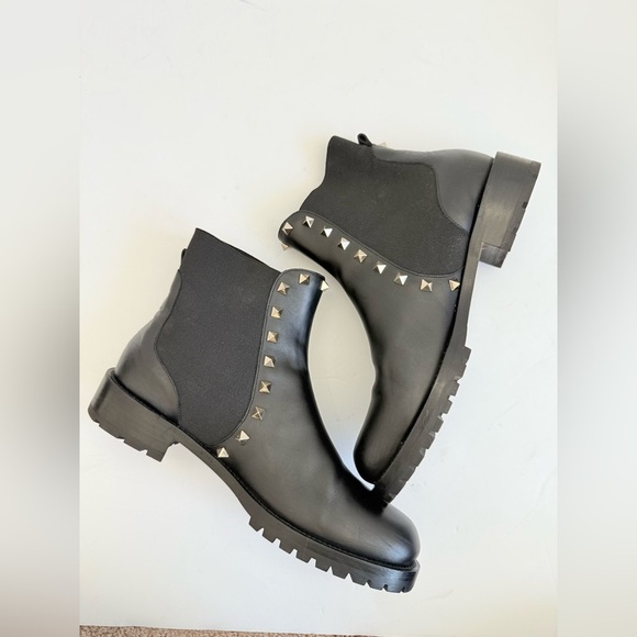 Valentino Garavani Black Leather Rockstud Almond toe Chelsea Ankle Boots EU 39 - Picture 8 of 14